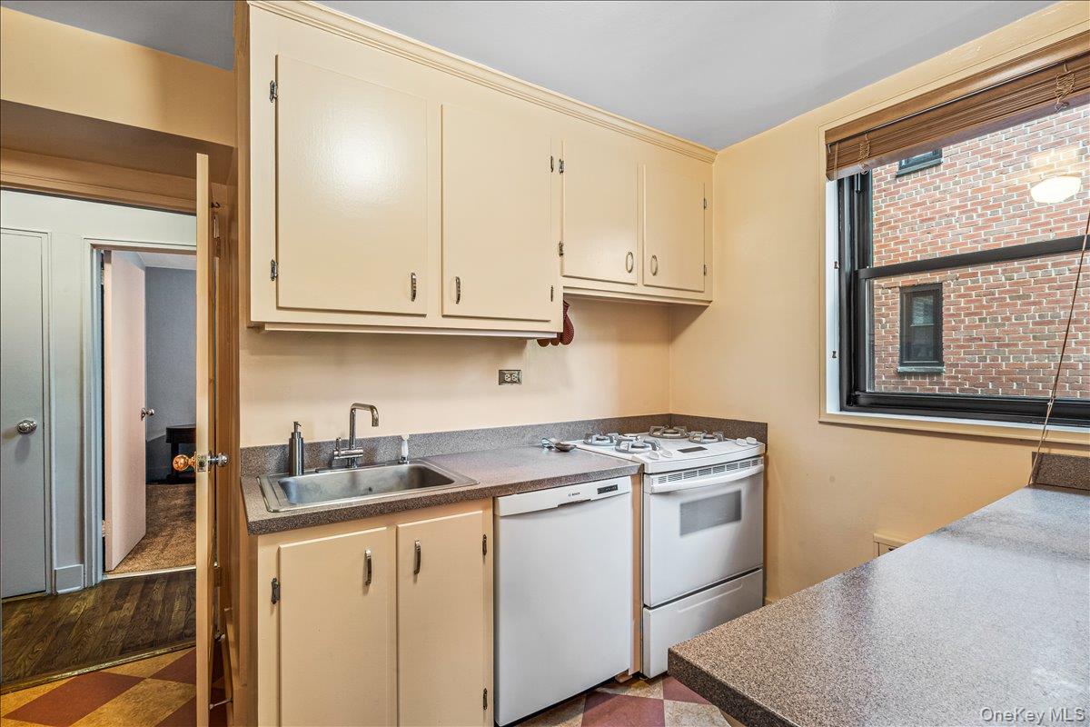 139-15 83 Avenue # 520, Briarwood, NY 11435