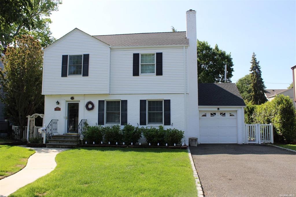 118 Pine Street, Garden City, NY 11530