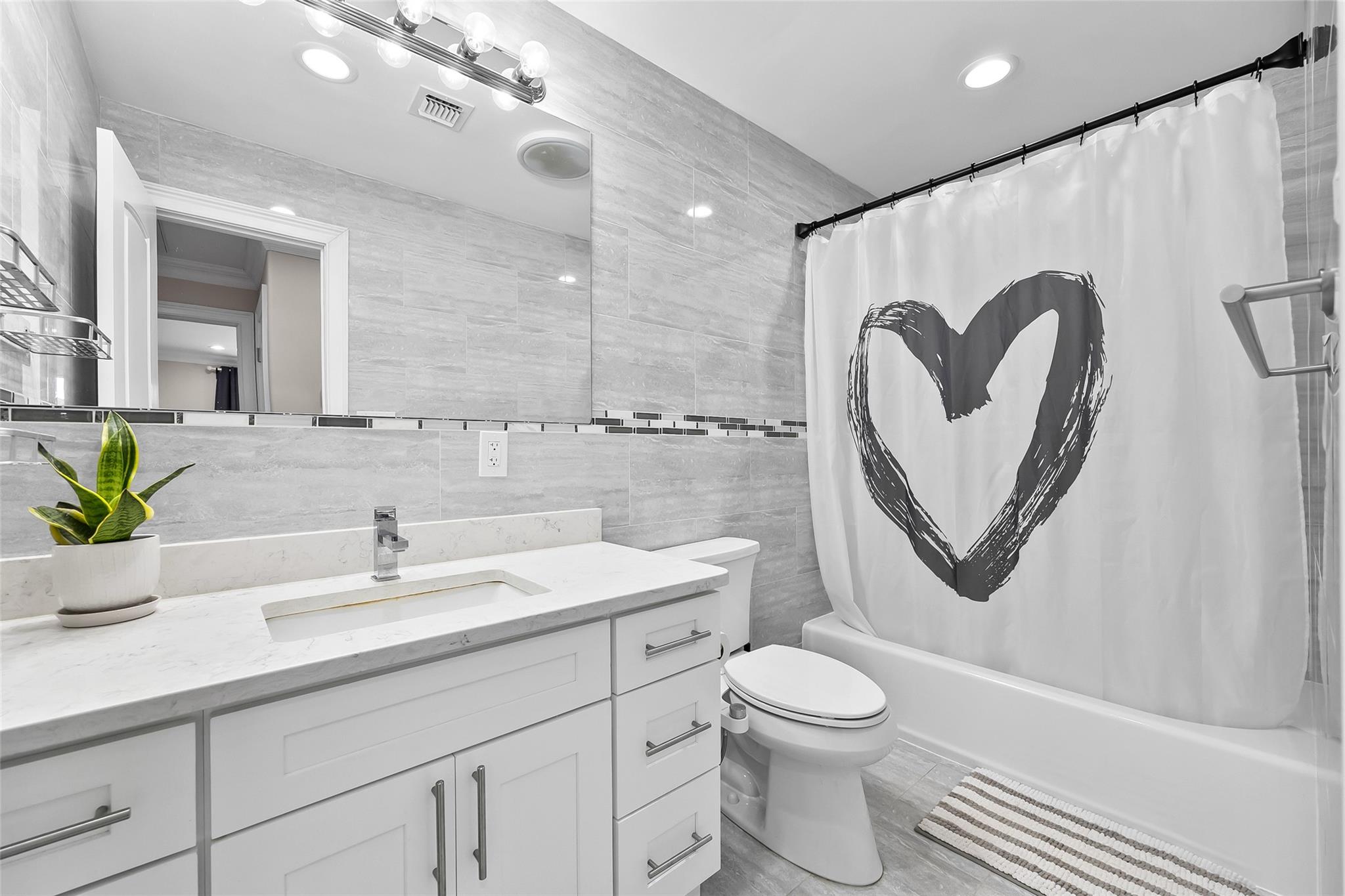 5 Vera Avenue, Plainview, NY 11803