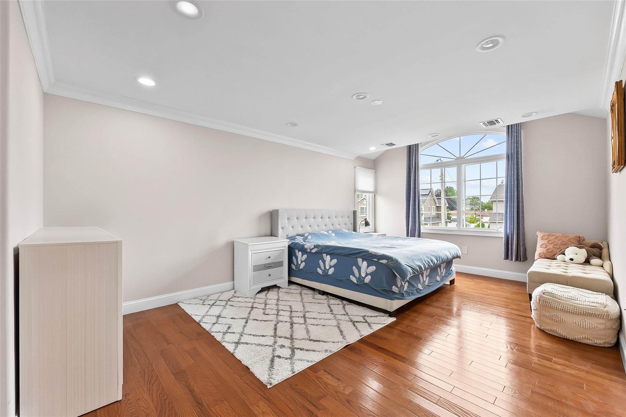 5 Vera Avenue, Plainview, NY 11803