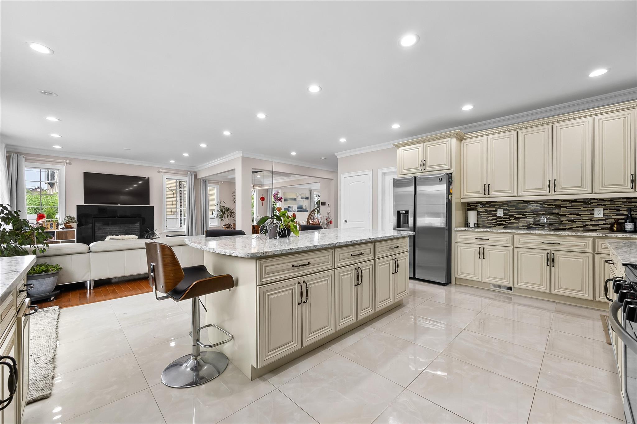 5 Vera Avenue, Plainview, NY 11803