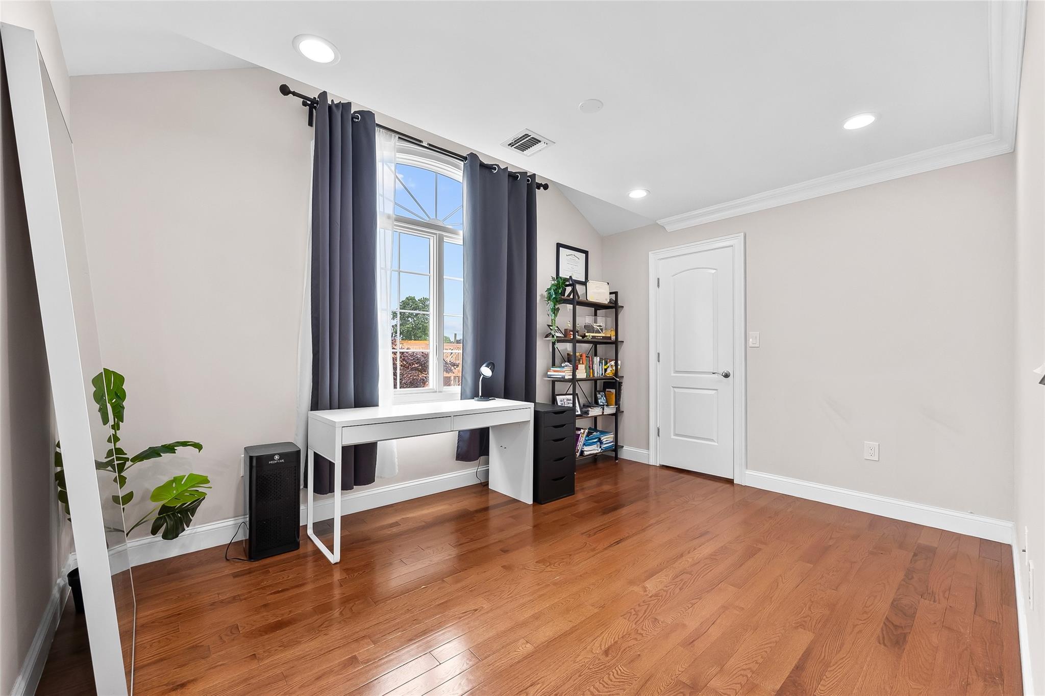 5 Vera Avenue, Plainview, NY 11803