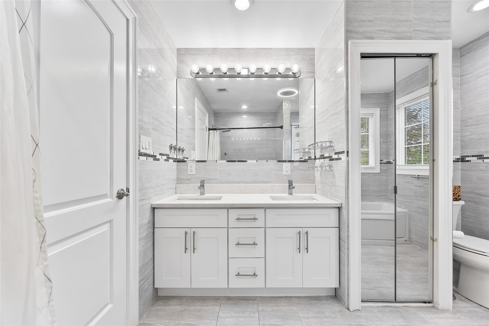 5 Vera Avenue, Plainview, NY 11803