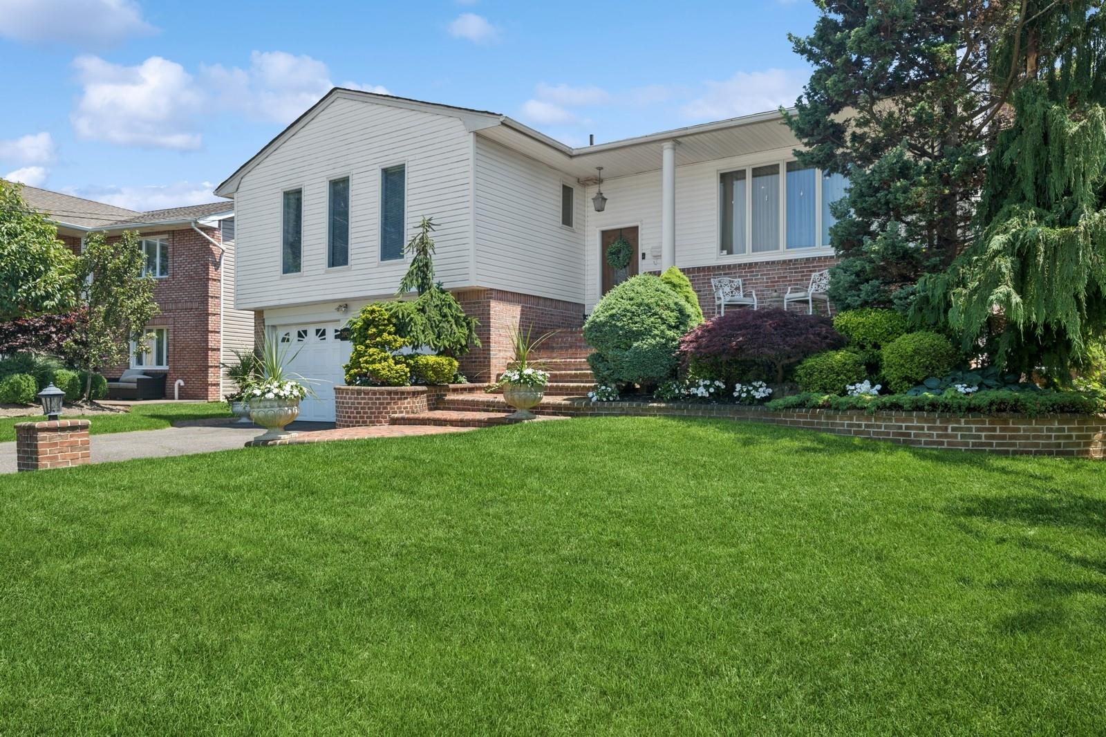 2092 Vine Drive, Merrick, NY 11566