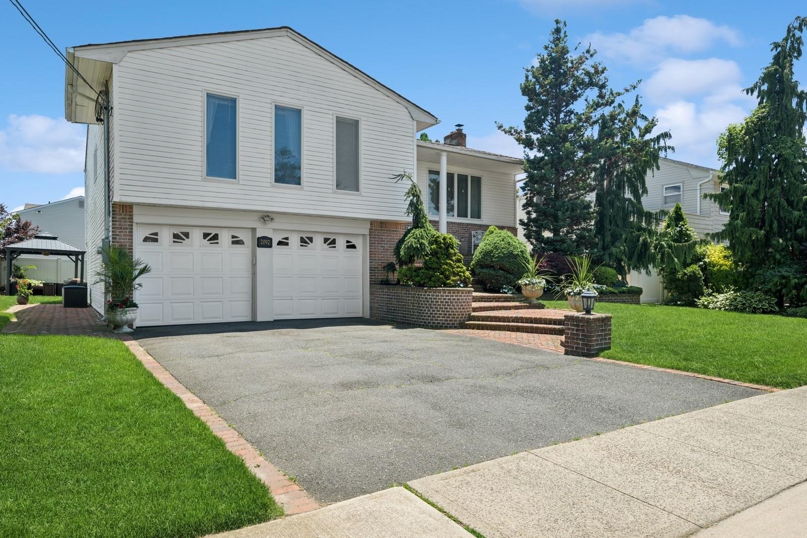 2092 Vine Drive, Merrick, NY 11566