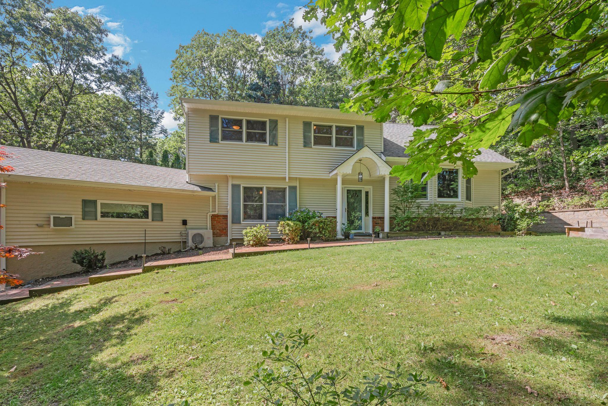 23 Whistler Hill Lane, Elwood, NY 11743