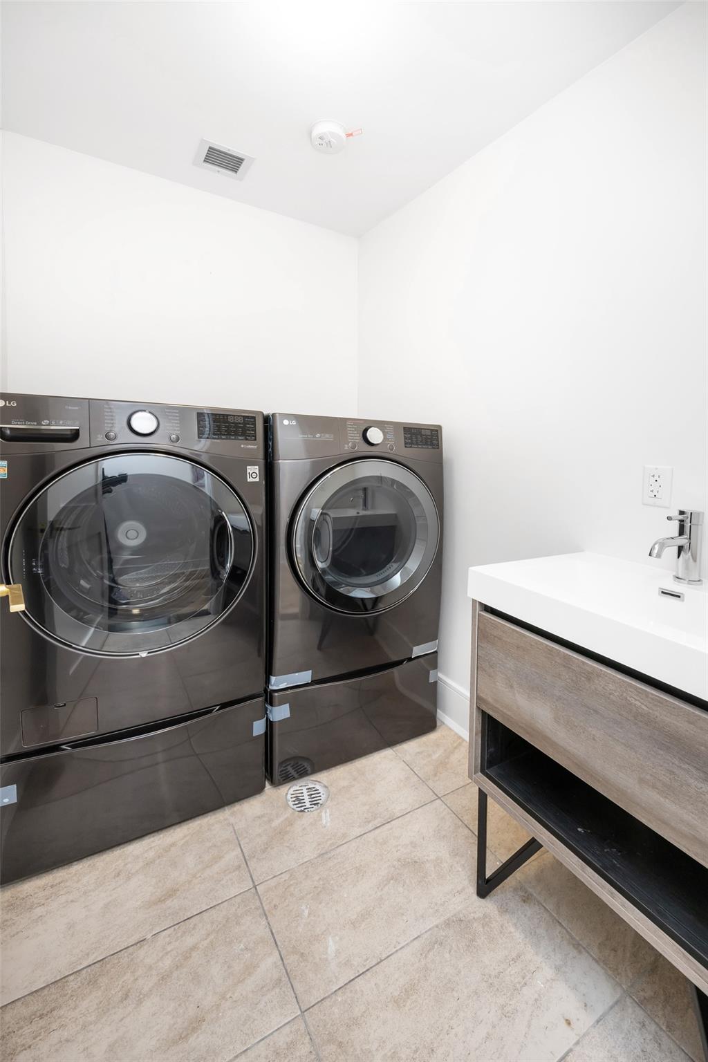 351 Hollywood Avenue, Douglaston, NY 11363