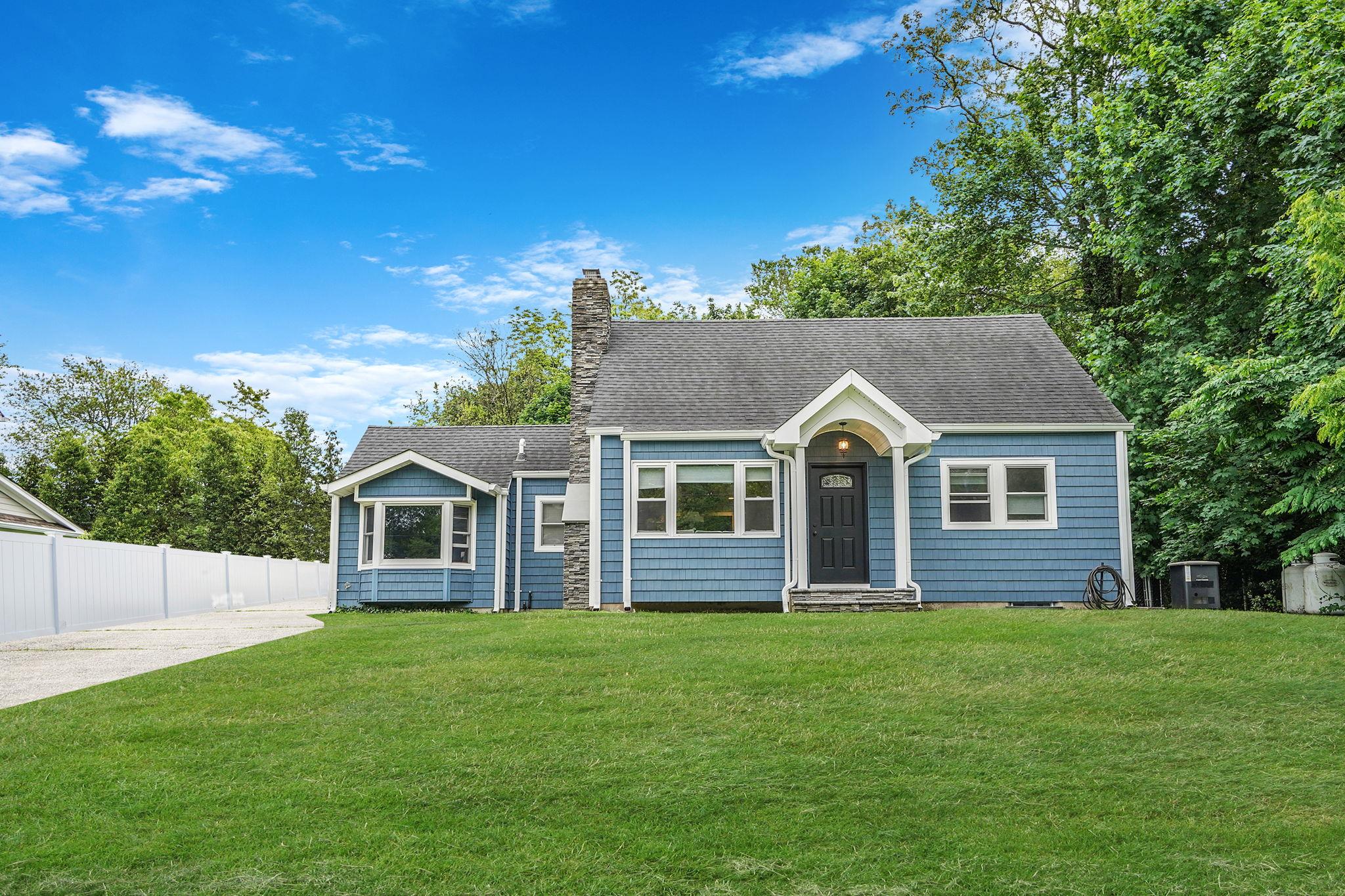 6 Youngs Lane, Setauket, NY 11733