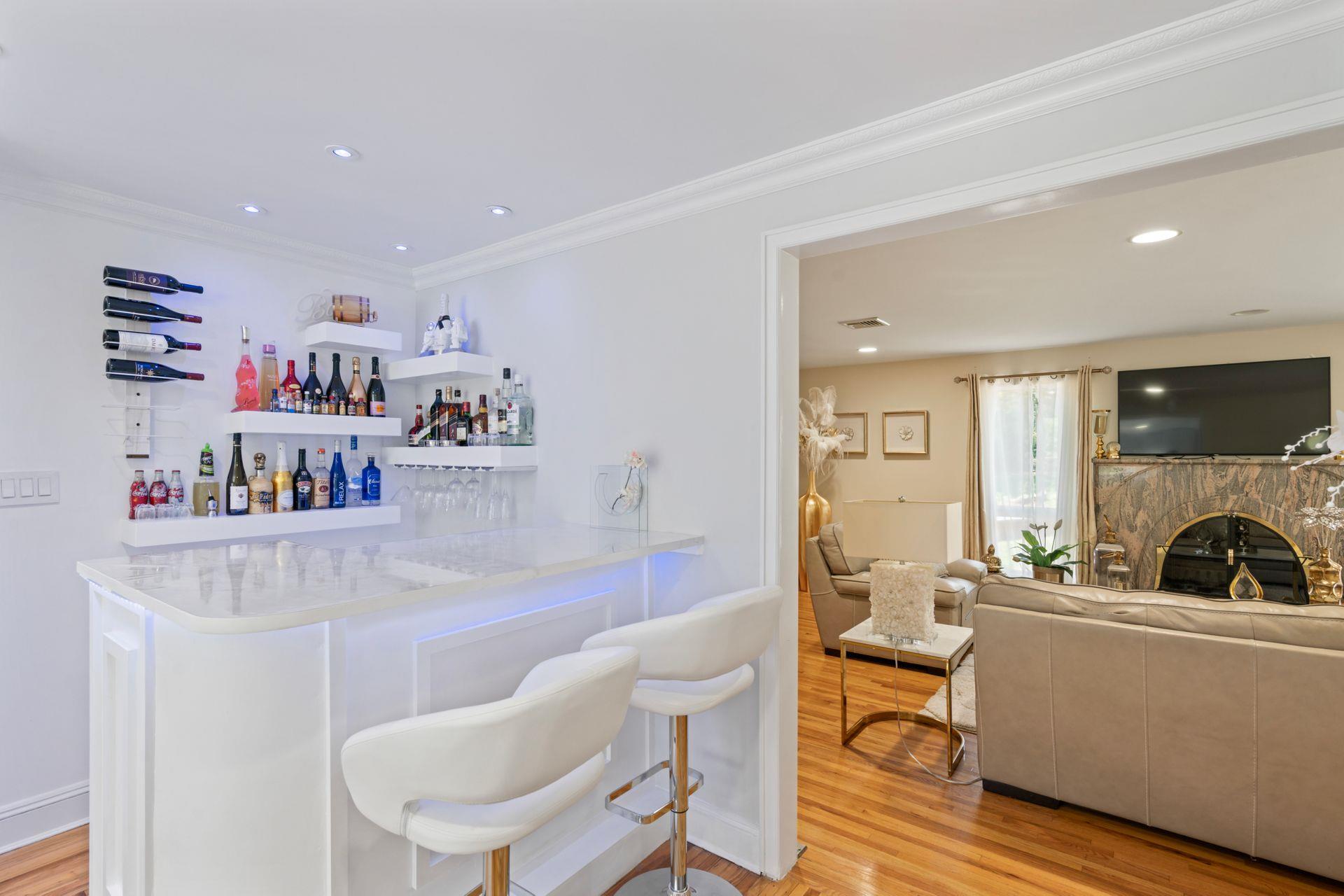 9 Lucille Lane, Dix Hills, NY 11746