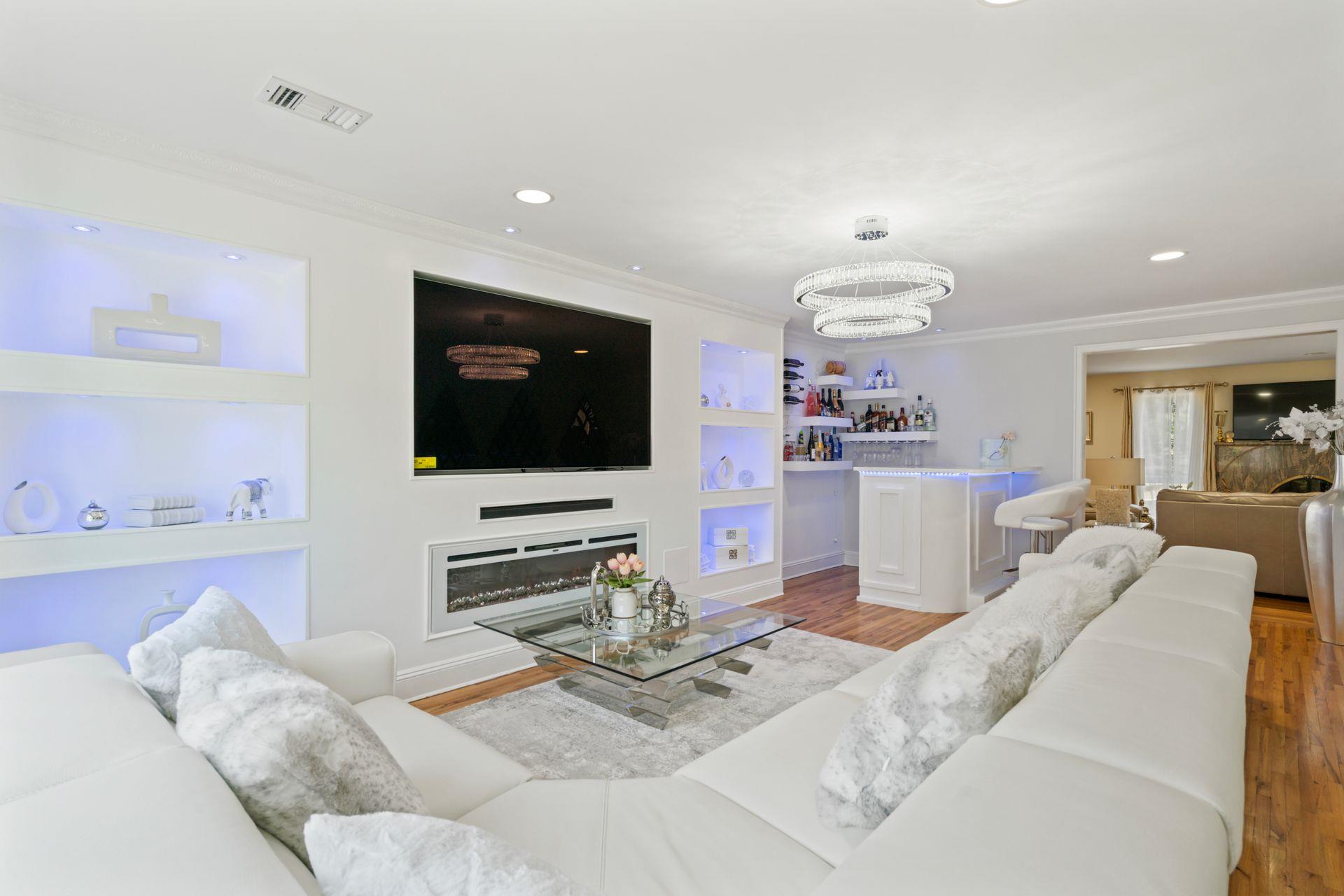 9 Lucille Lane, Dix Hills, NY 11746