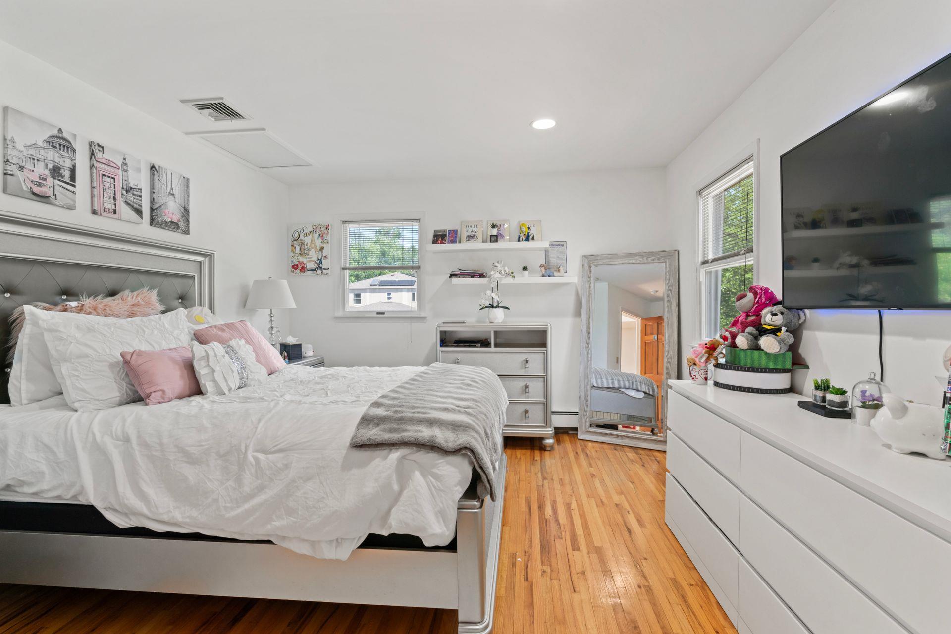 9 Lucille Lane, Dix Hills, NY 11746