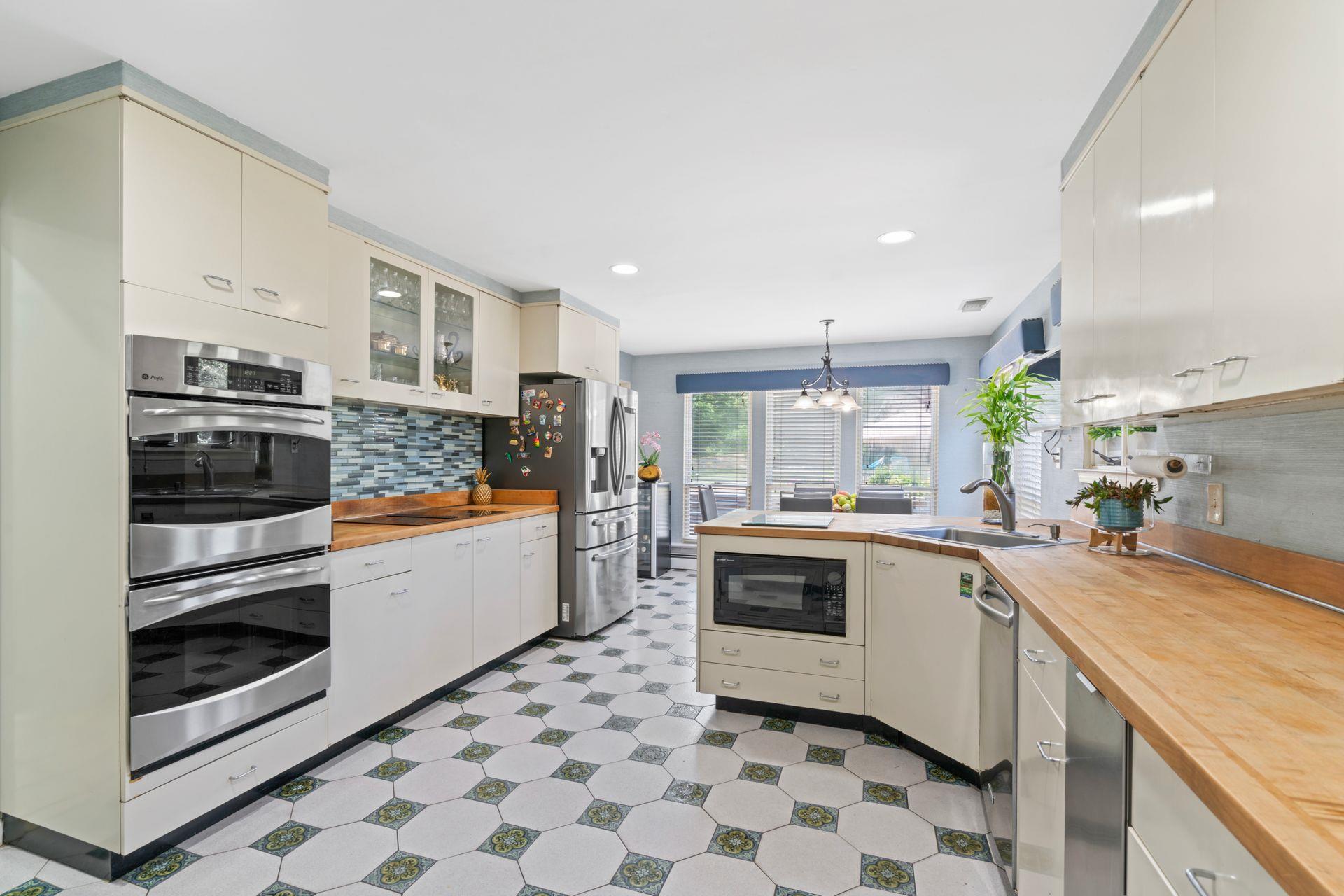 9 Lucille Lane, Dix Hills, NY 11746