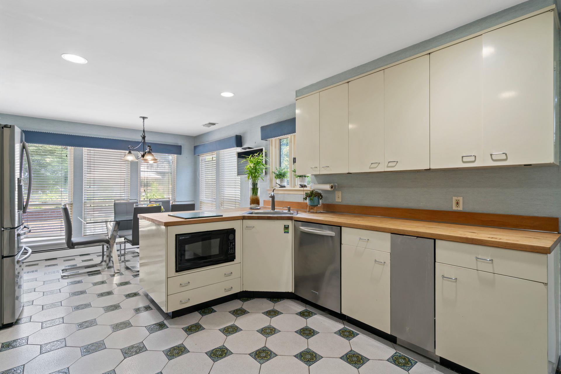 9 Lucille Lane, Dix Hills, NY 11746