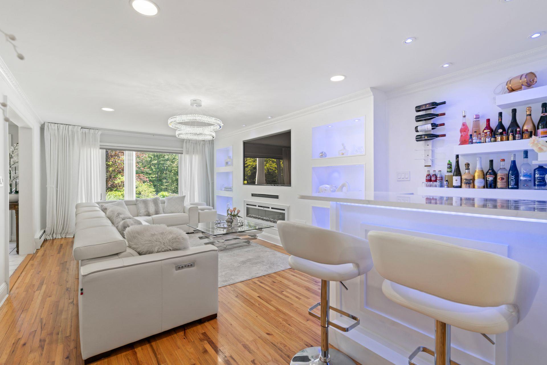 9 Lucille Lane, Dix Hills, NY 11746