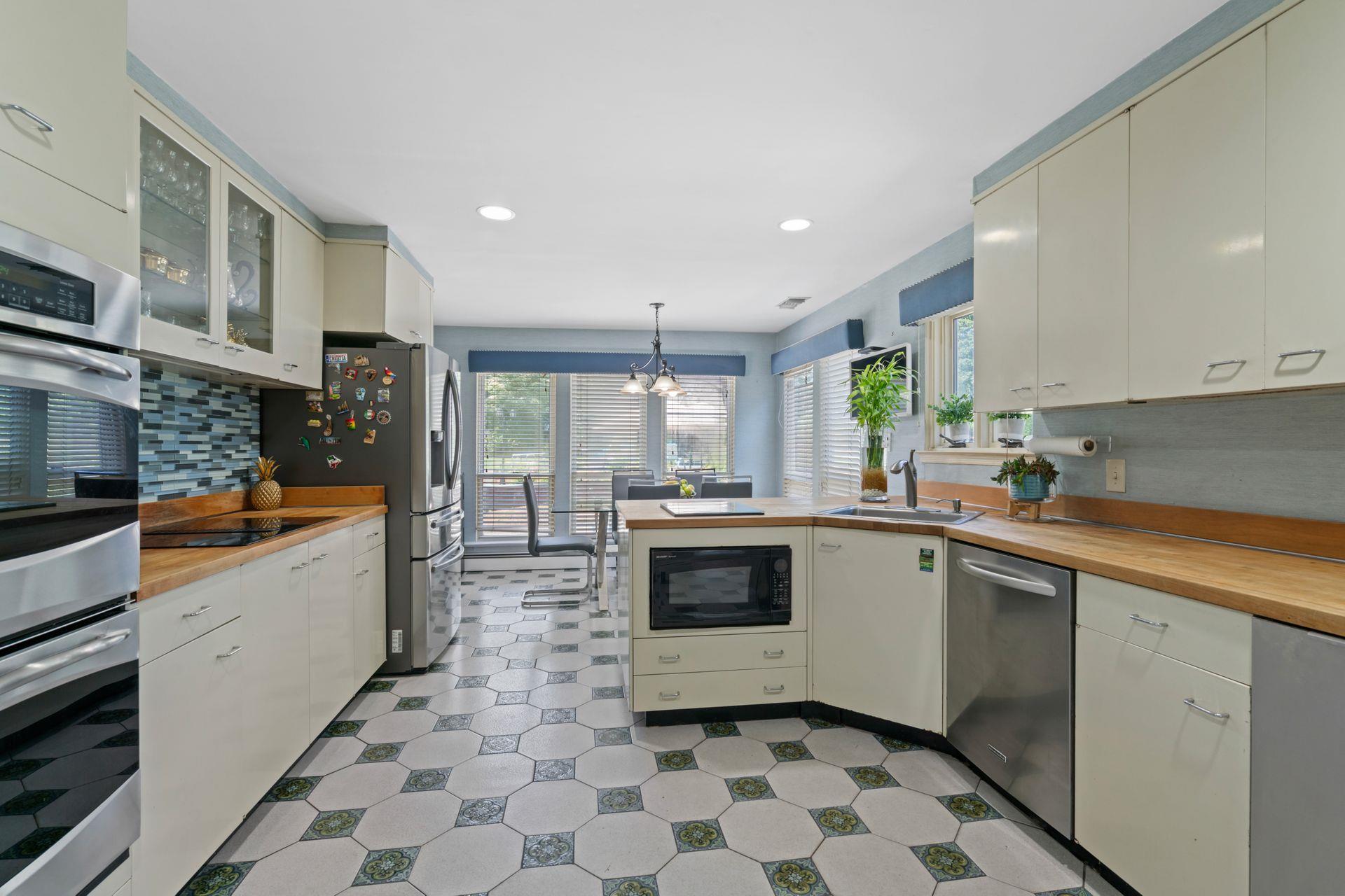 9 Lucille Lane, Dix Hills, NY 11746