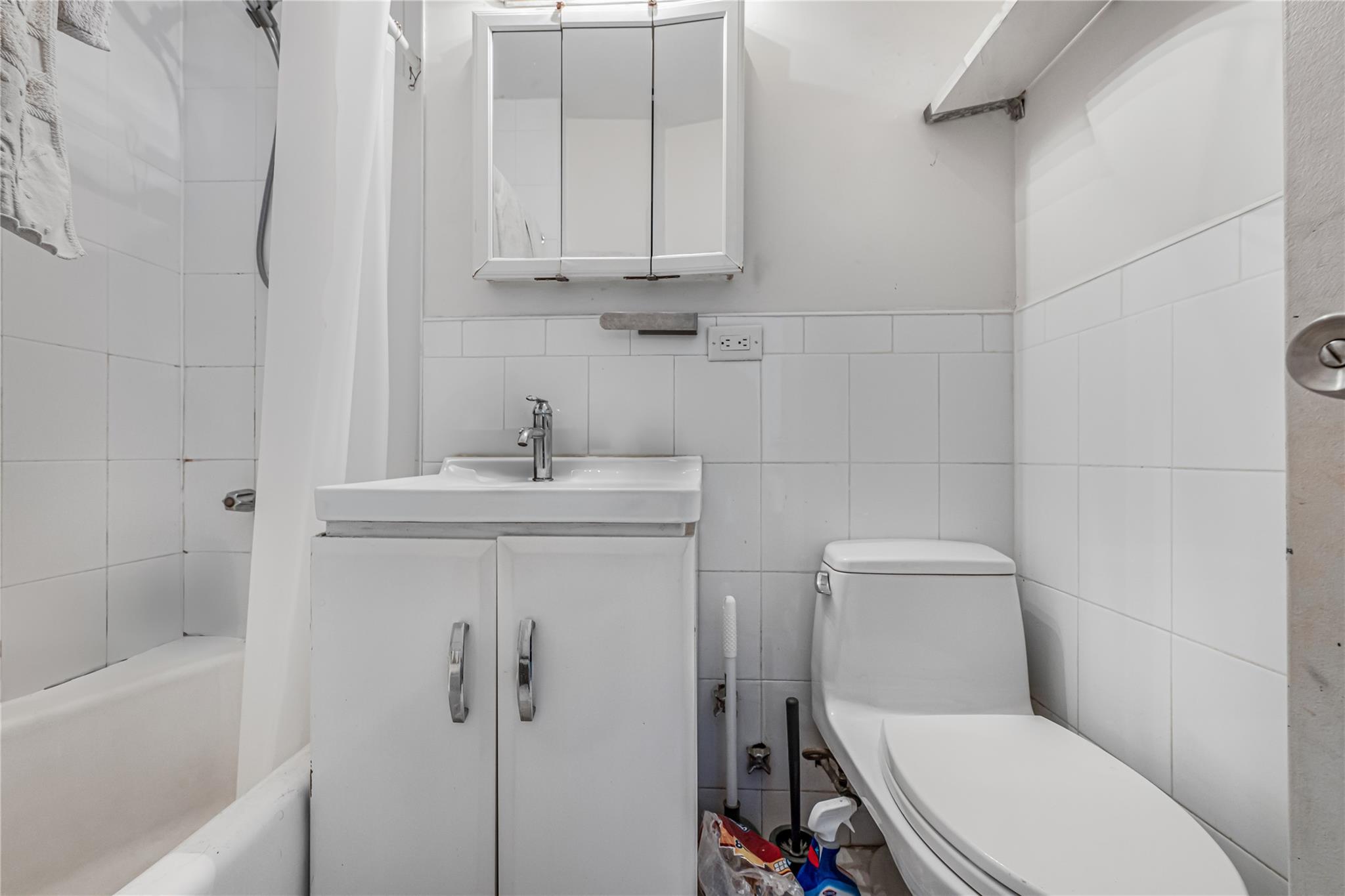 315 W 46 Street, New York (Manhattan), NY 10036