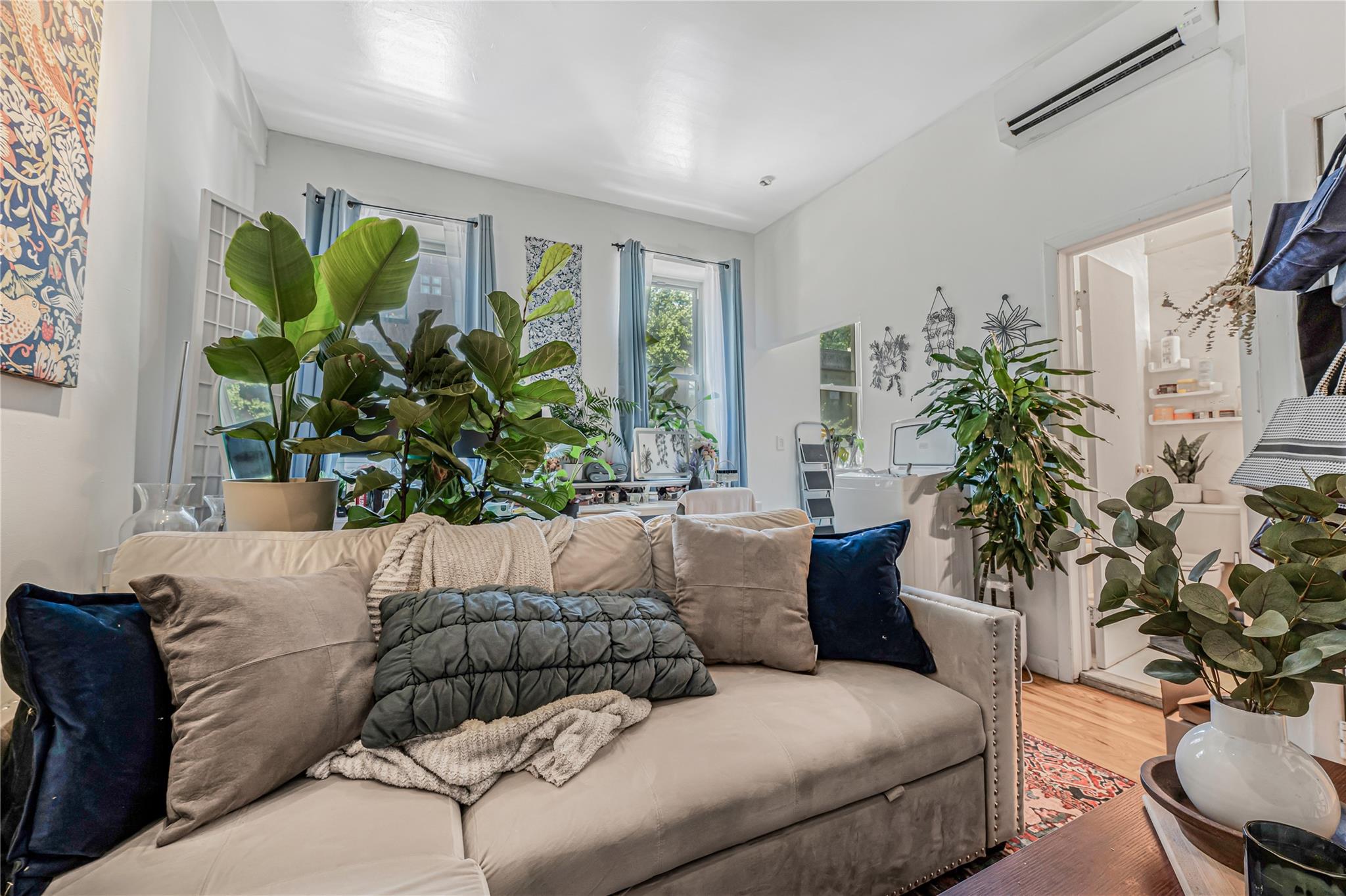 315 W 46 Street, New York (Manhattan), NY 10036