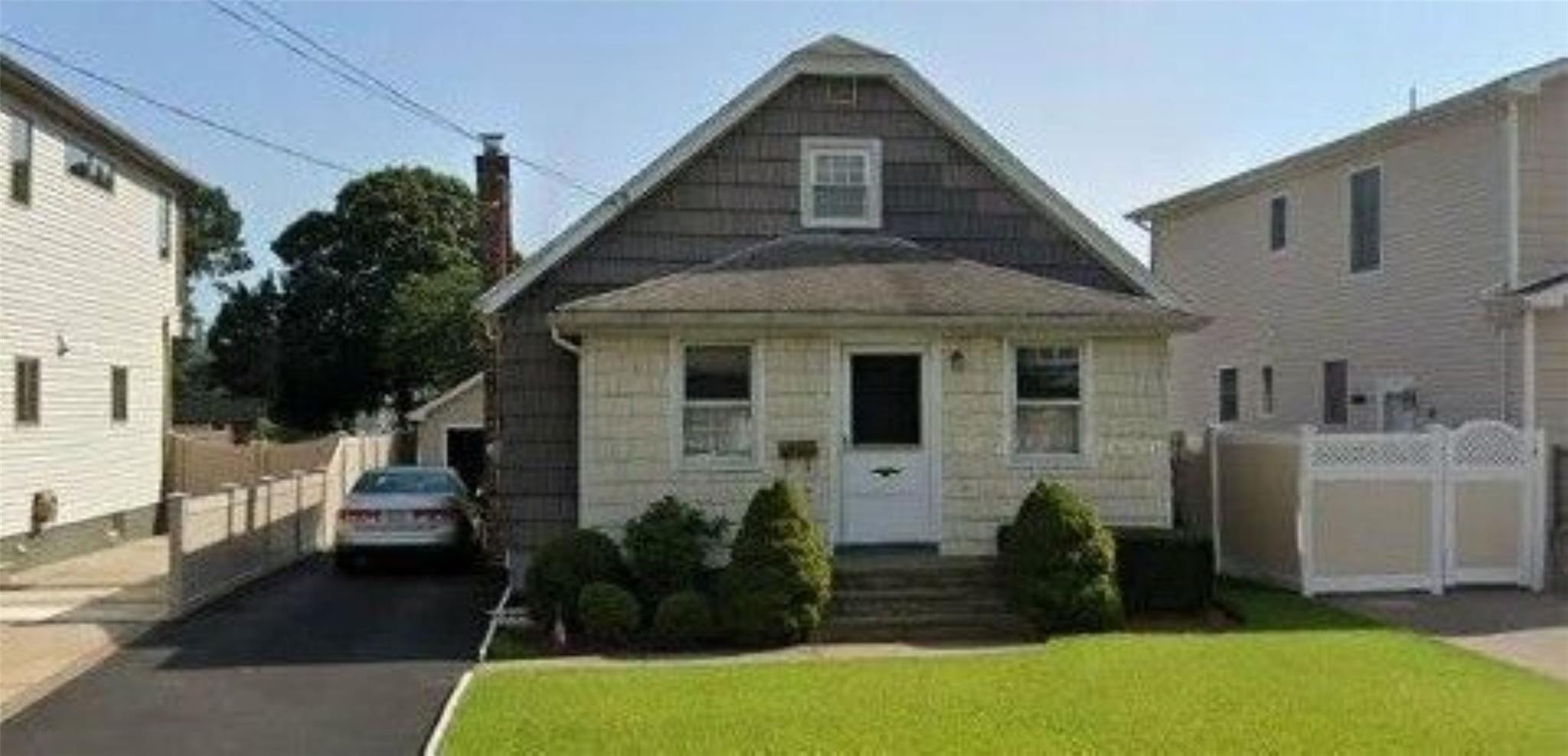 274 N Michigan Avenue, Massapequa, NY 11758
