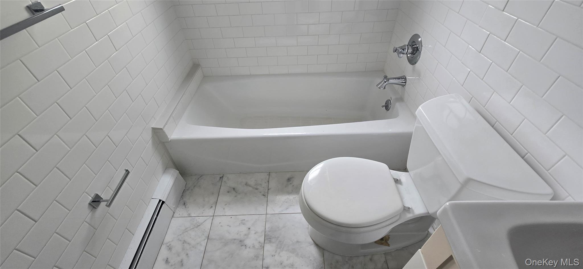 16 August Avenue, Bayville, NY 11709