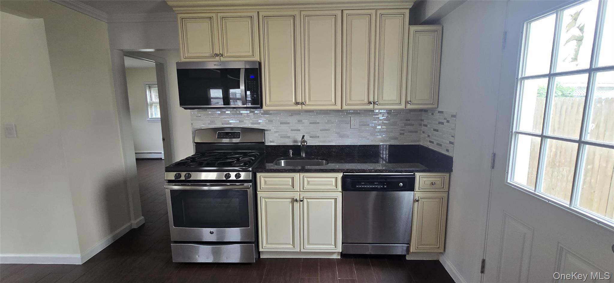 16 August Avenue, Bayville, NY 11709