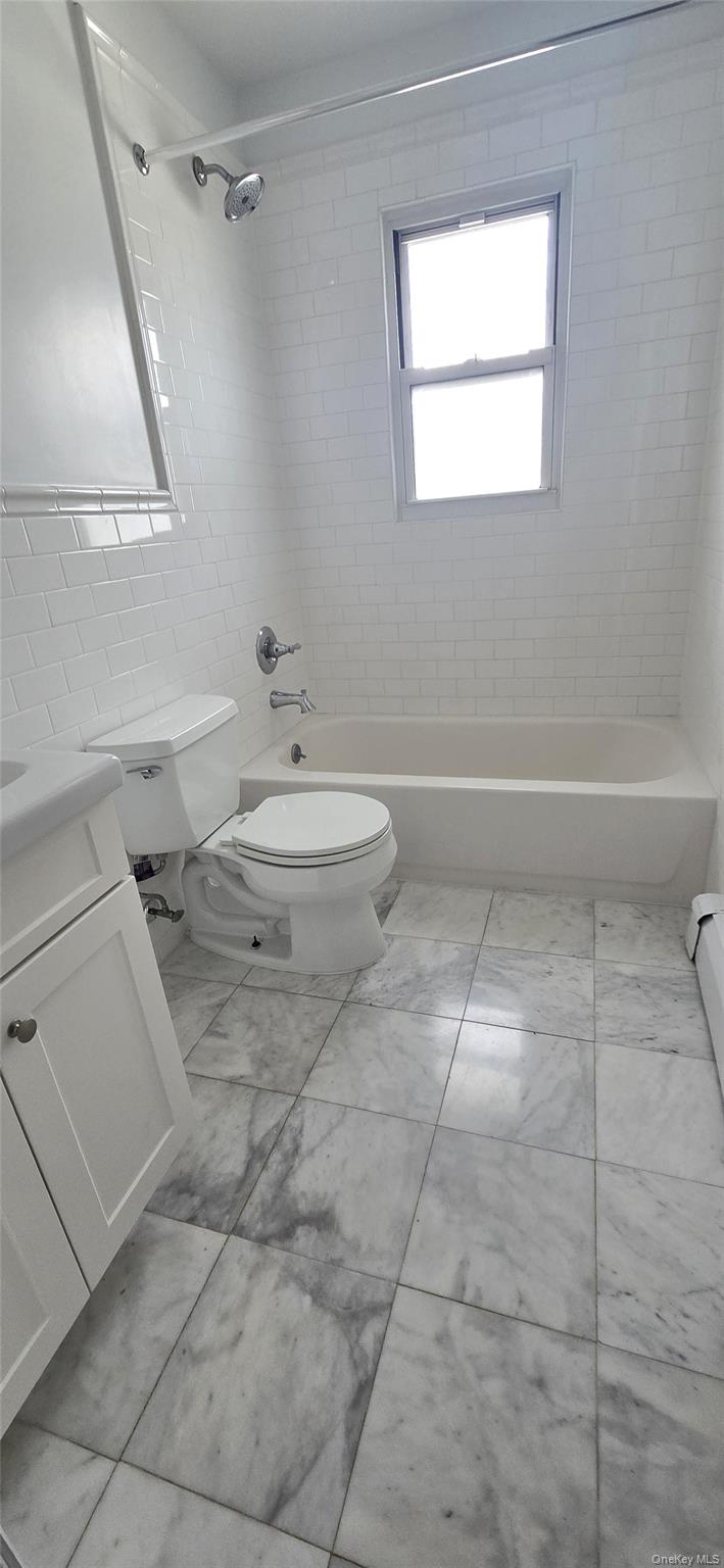 16 August Avenue, Bayville, NY 11709