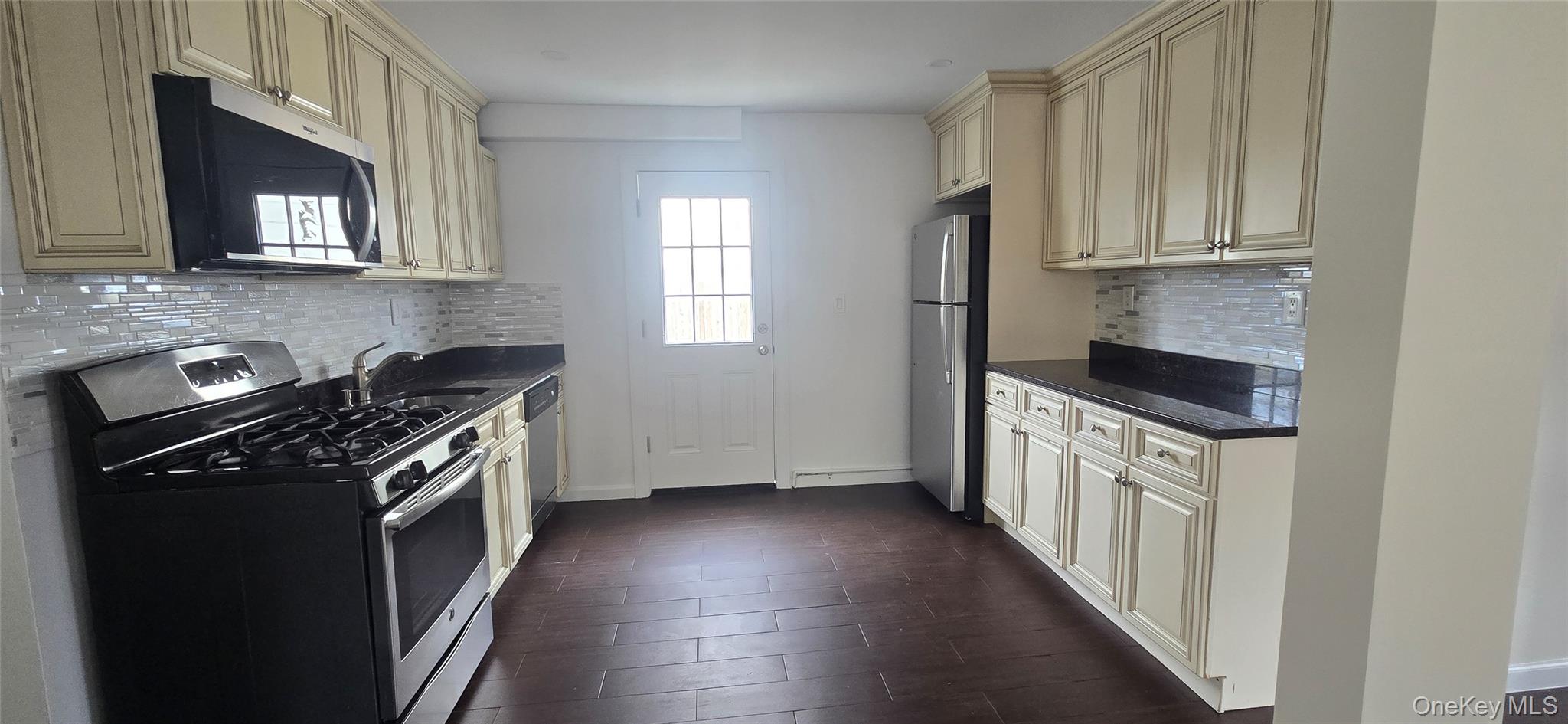 16 August Avenue, Bayville, NY 11709