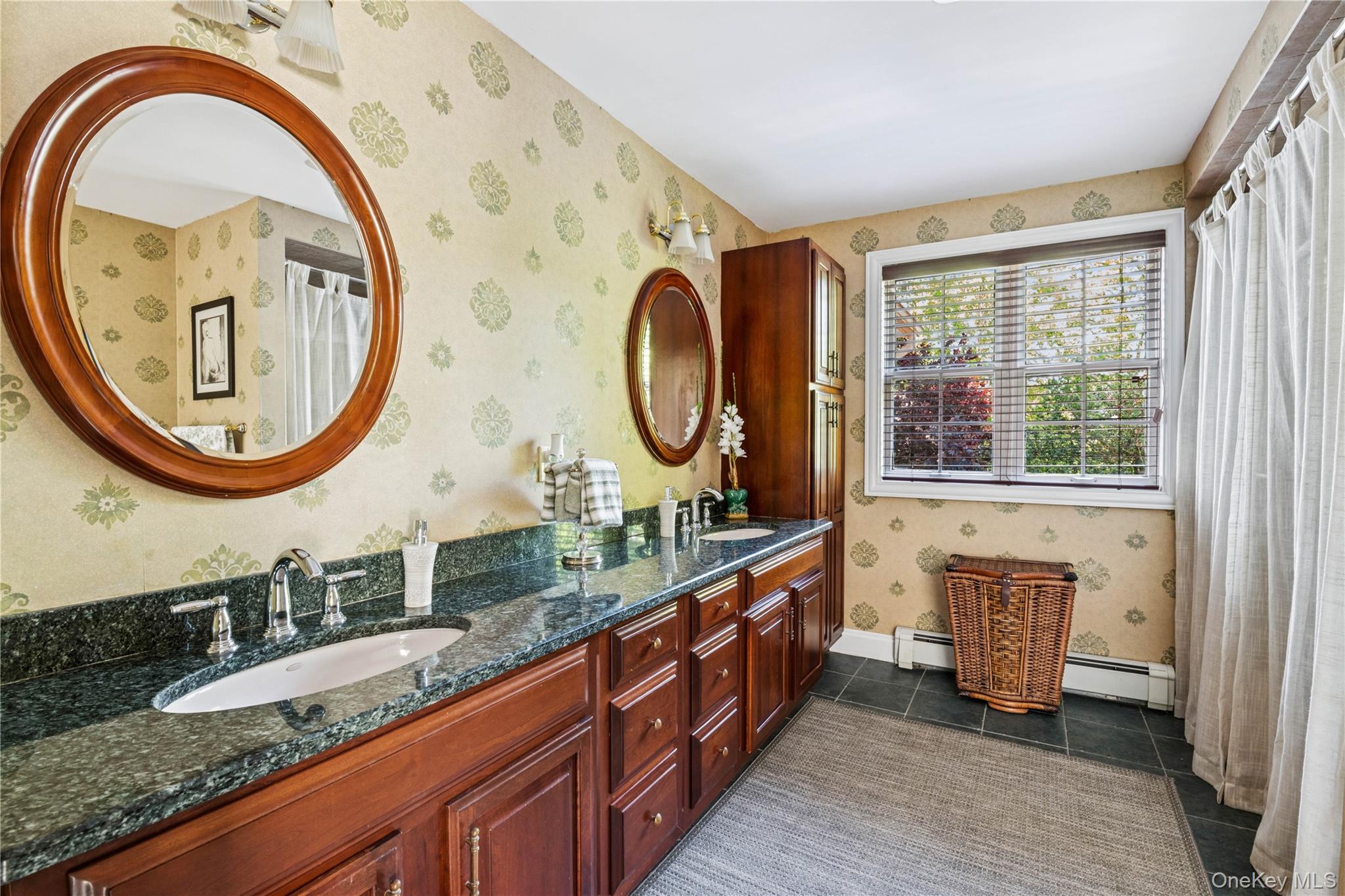 42 Roxen Road, Rockville Centre, NY 11570