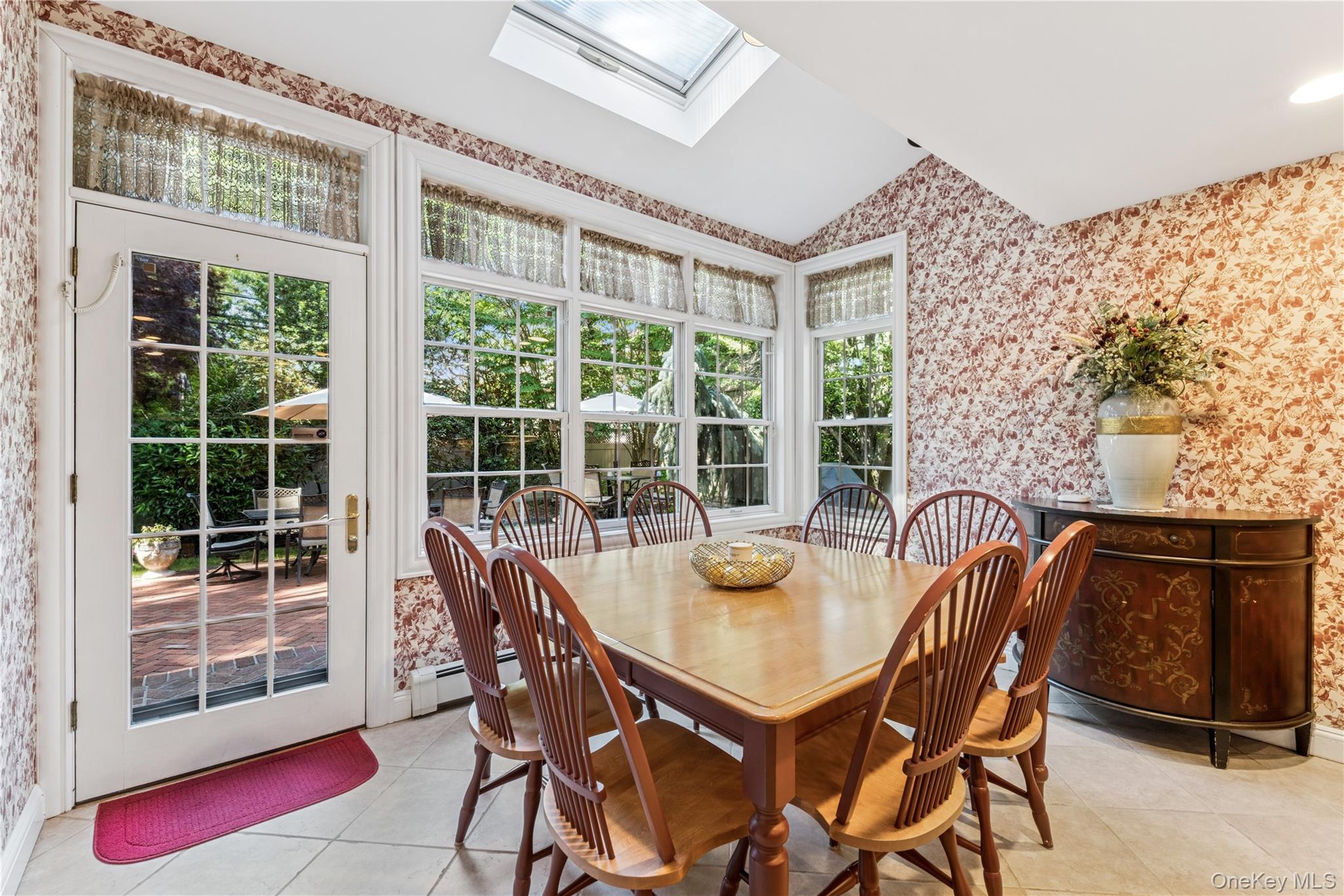 42 Roxen Road, Rockville Centre, NY 11570