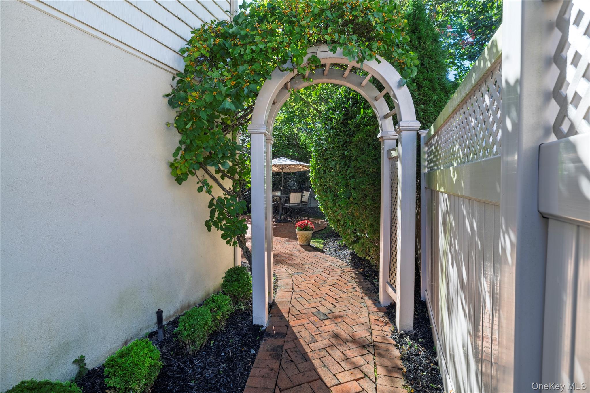 42 Roxen Road, Rockville Centre, NY 11570