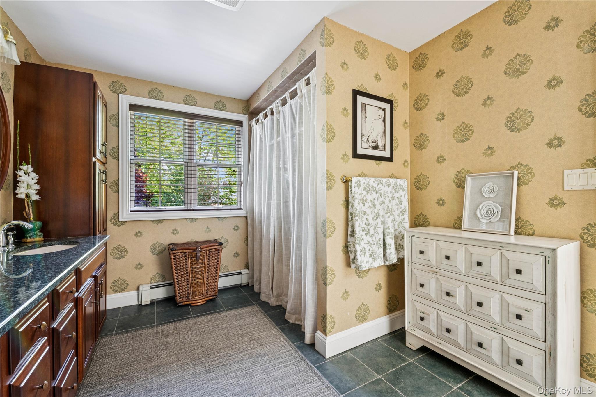 42 Roxen Road, Rockville Centre, NY 11570