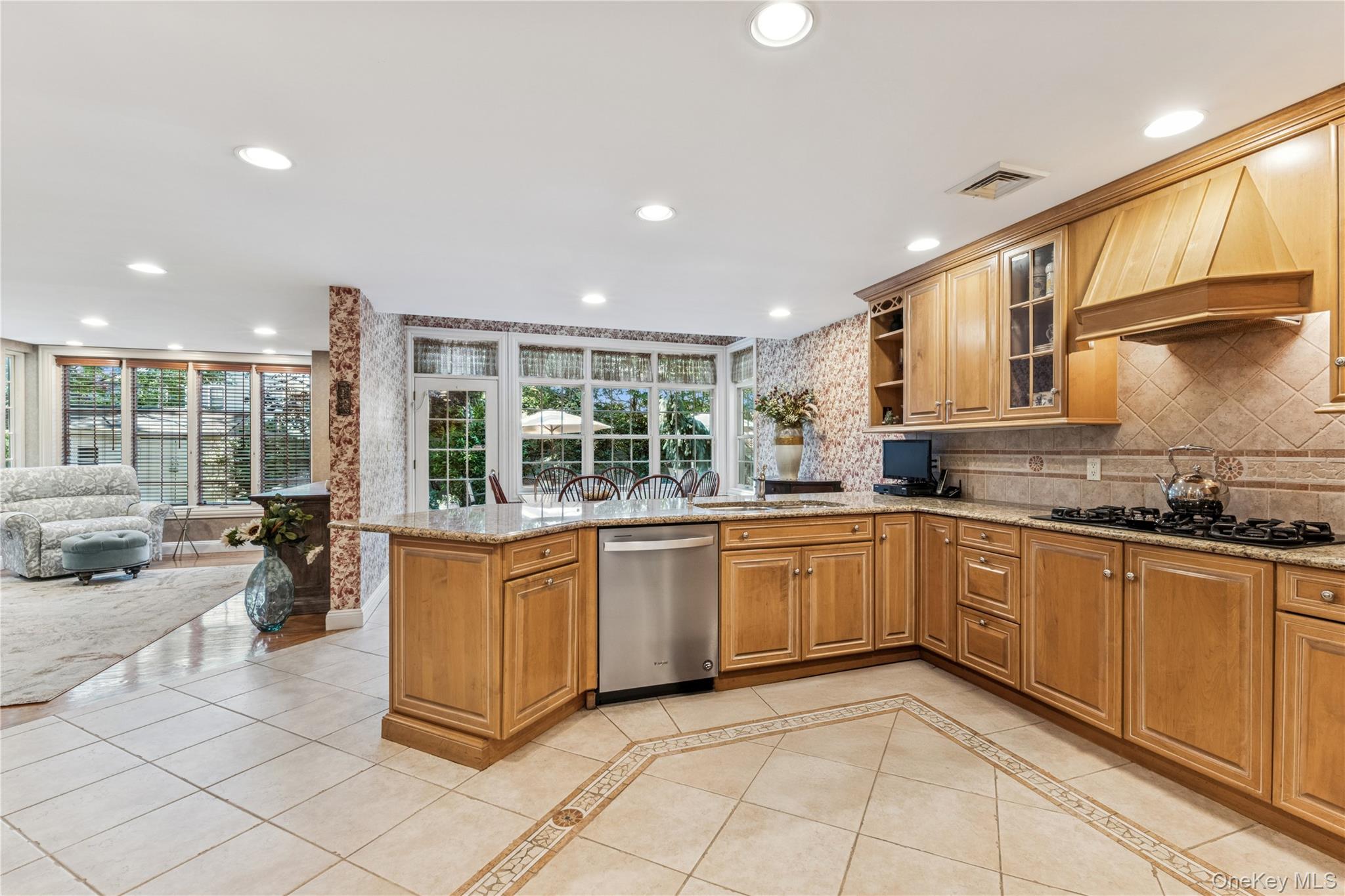 42 Roxen Road, Rockville Centre, NY 11570