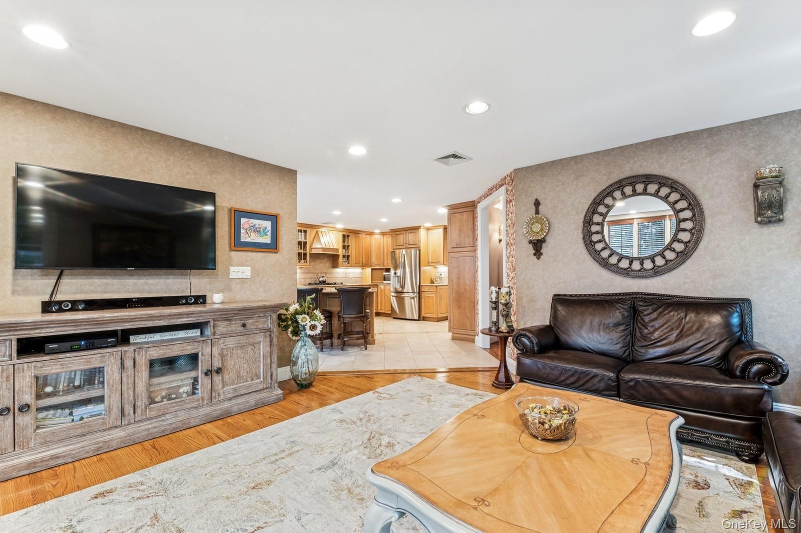 42 Roxen Road, Rockville Centre, NY 11570