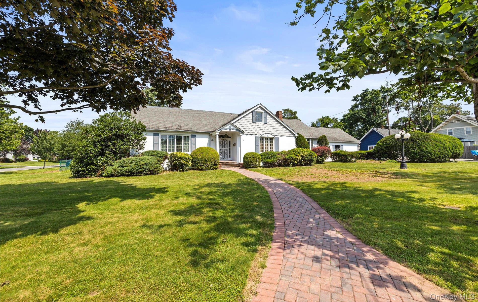 2 Johnson Drive, Brightwaters, NY 11718