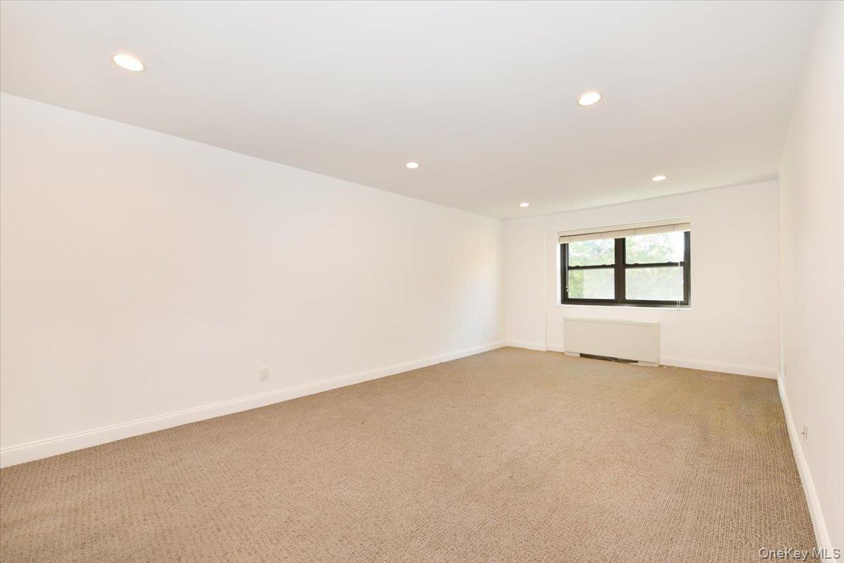 22 Park Place # 4C, Great Neck, NY 11021