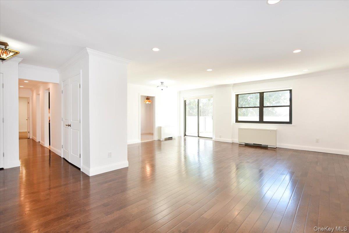 22 Park Place # 4C, Great Neck, NY 11021