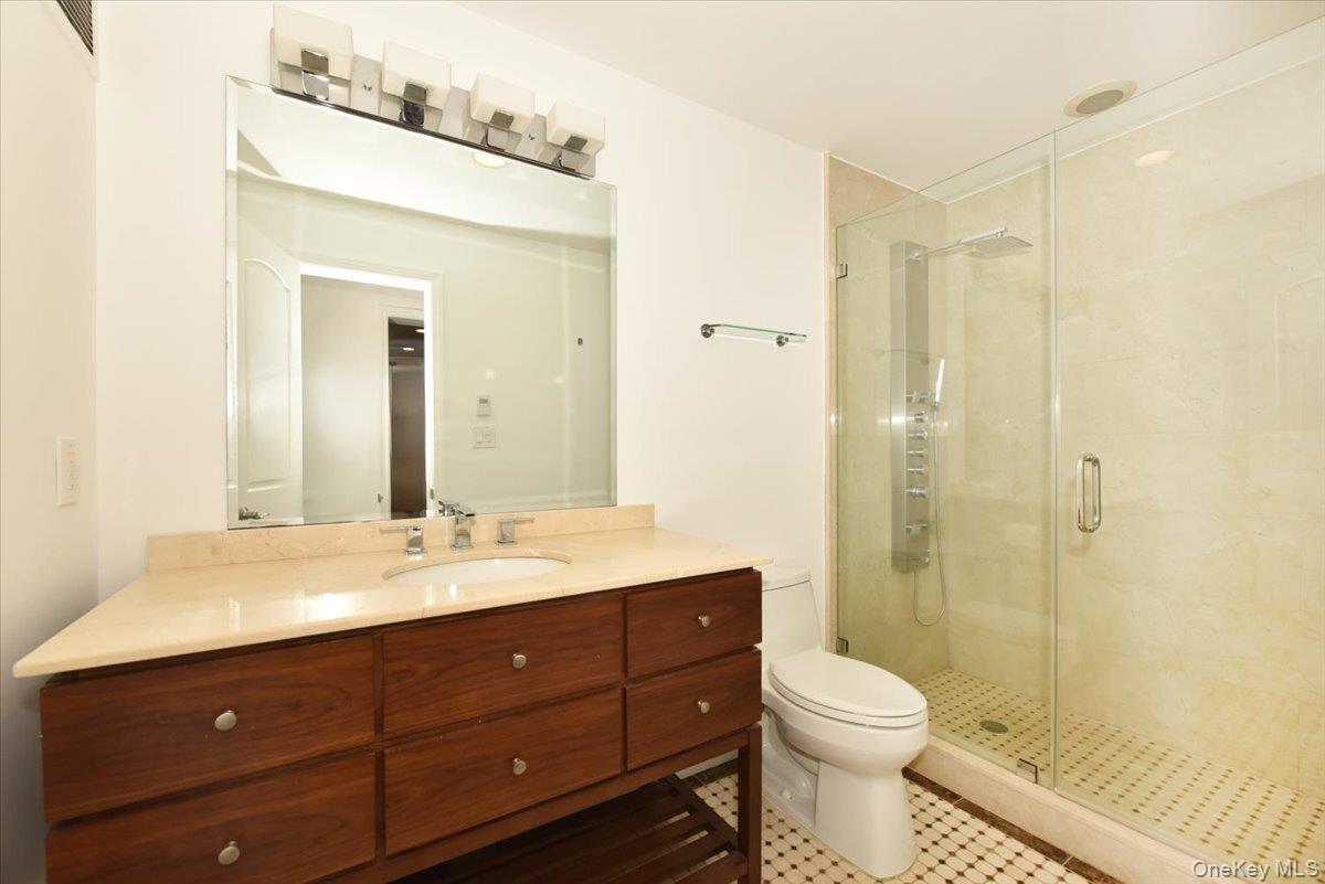 22 Park Place # 4C, Great Neck, NY 11021