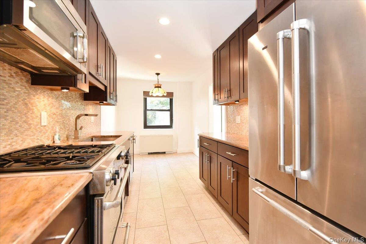 22 Park Place # 4C, Great Neck, NY 11021