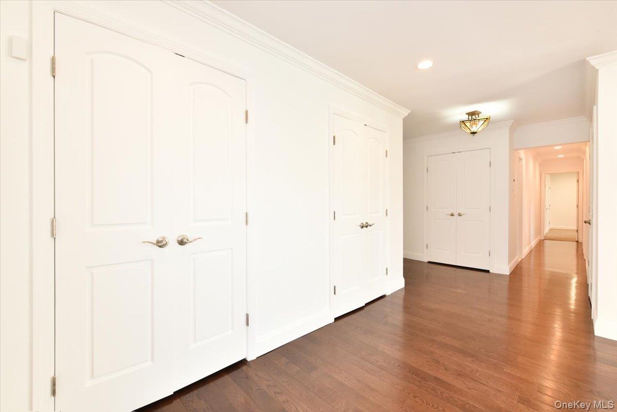 22 Park Place # 4C, Great Neck, NY 11021