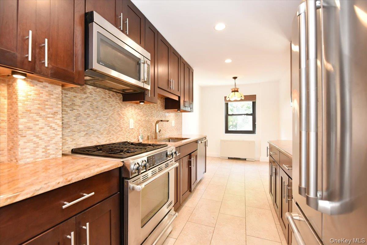 22 Park Place # 4C, Great Neck, NY 11021