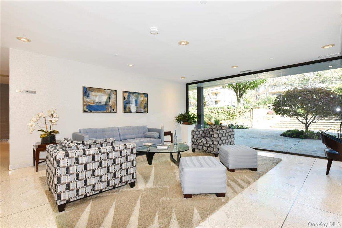 22 Park Place # 4C, Great Neck, NY 11021