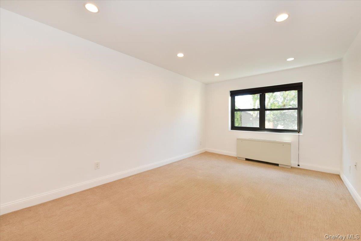 22 Park Place # 4C, Great Neck, NY 11021