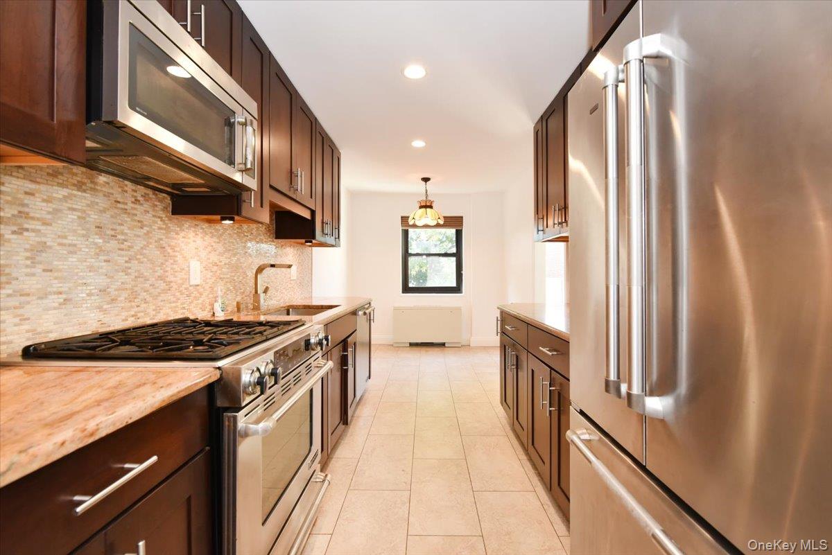 22 Park Place # 4C, Great Neck, NY 11021