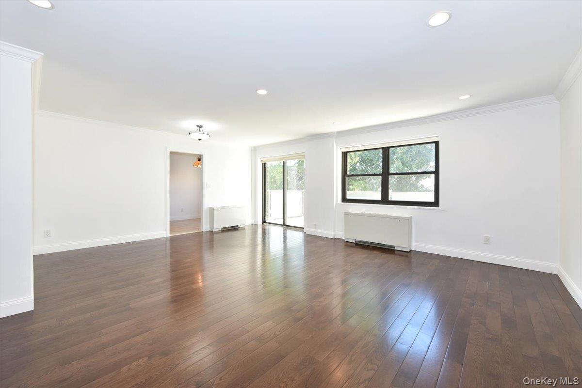 22 Park Place # 4C, Great Neck, NY 11021