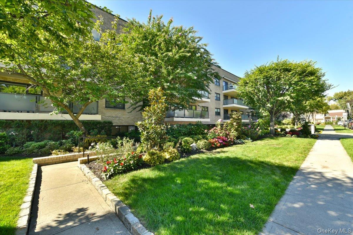 22 Park Place # 4C, Great Neck, NY 11021