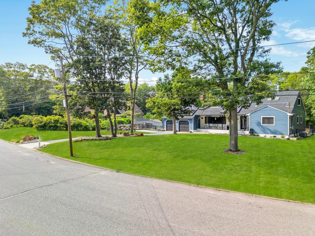 17 Woodcrest Drive, East Moriches, NY 11940