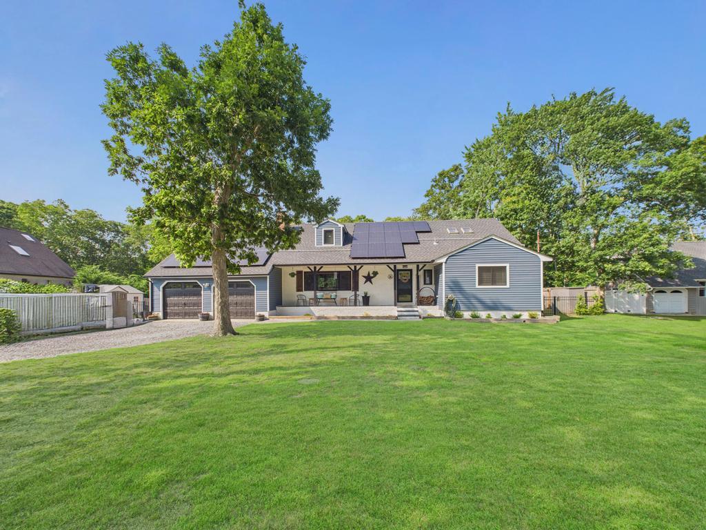 17 Woodcrest Drive, East Moriches, NY 11940