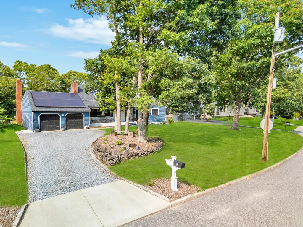 17 Woodcrest Drive, East Moriches, NY 11940