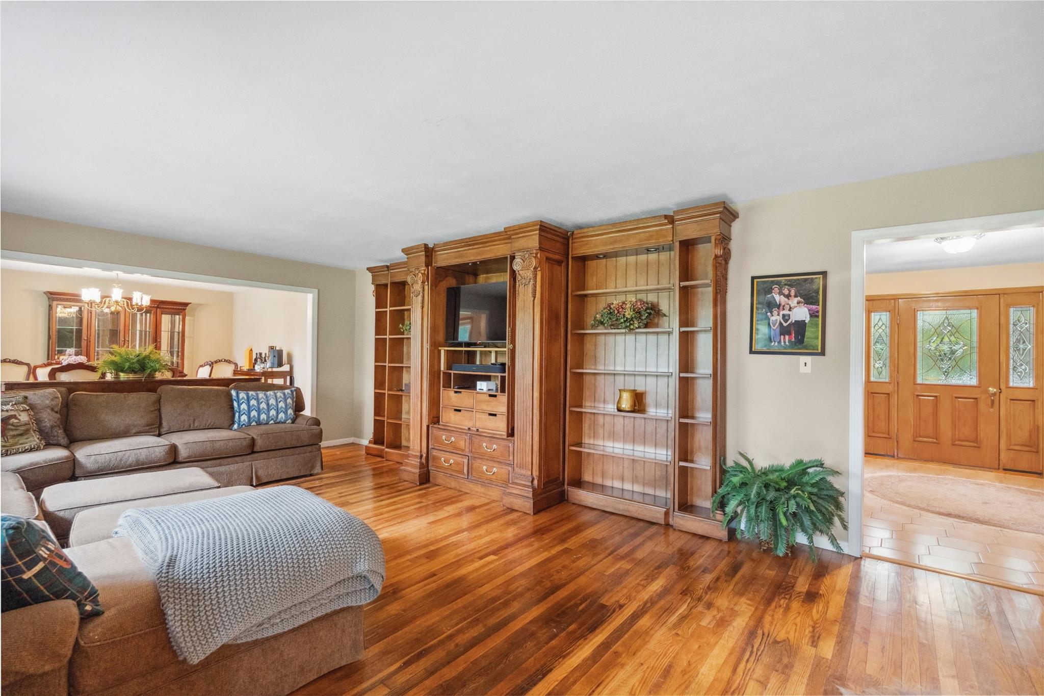 5 Linda Court, Oyster Bay, NY 11771