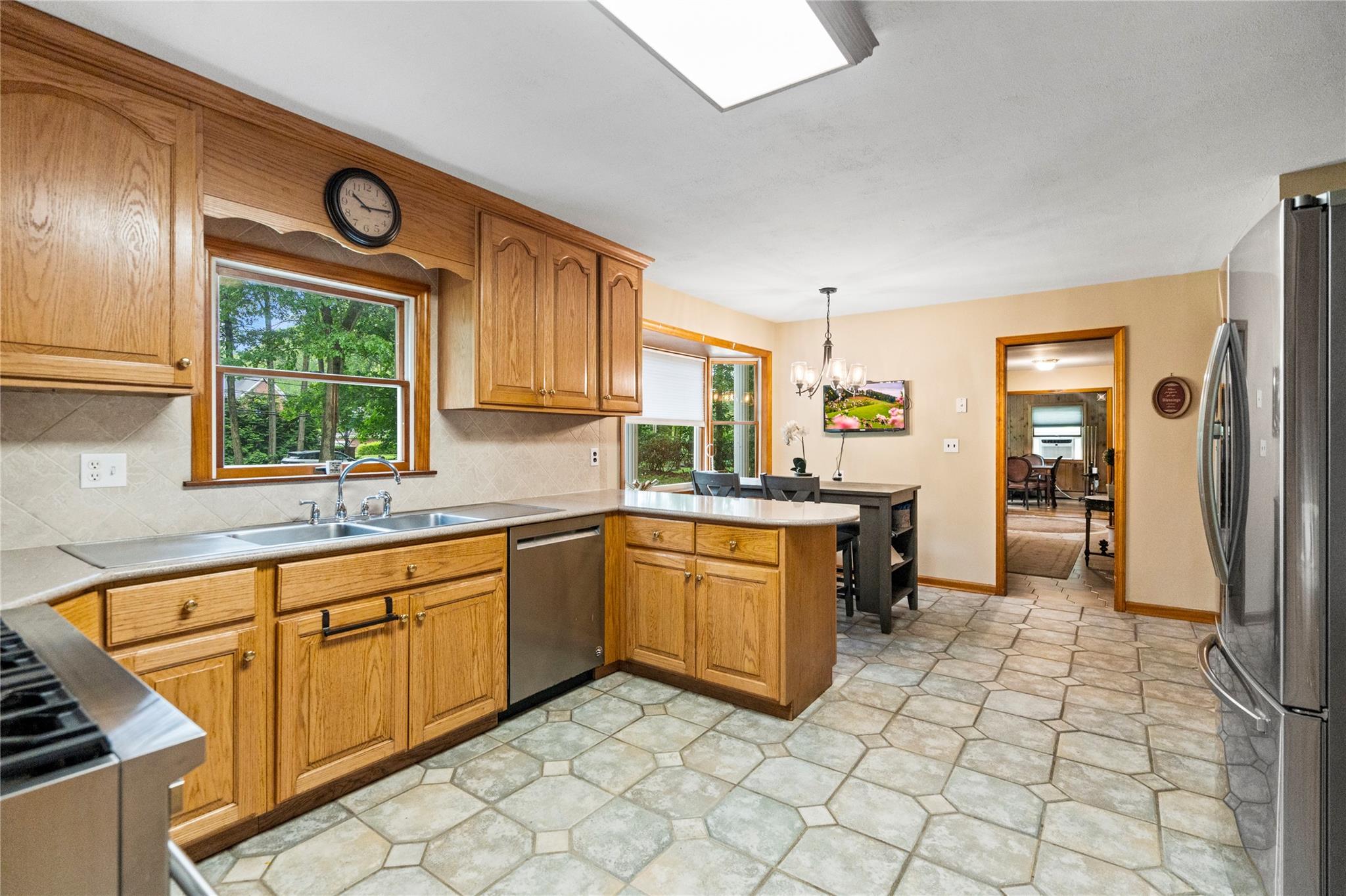 5 Linda Court, Oyster Bay, NY 11771