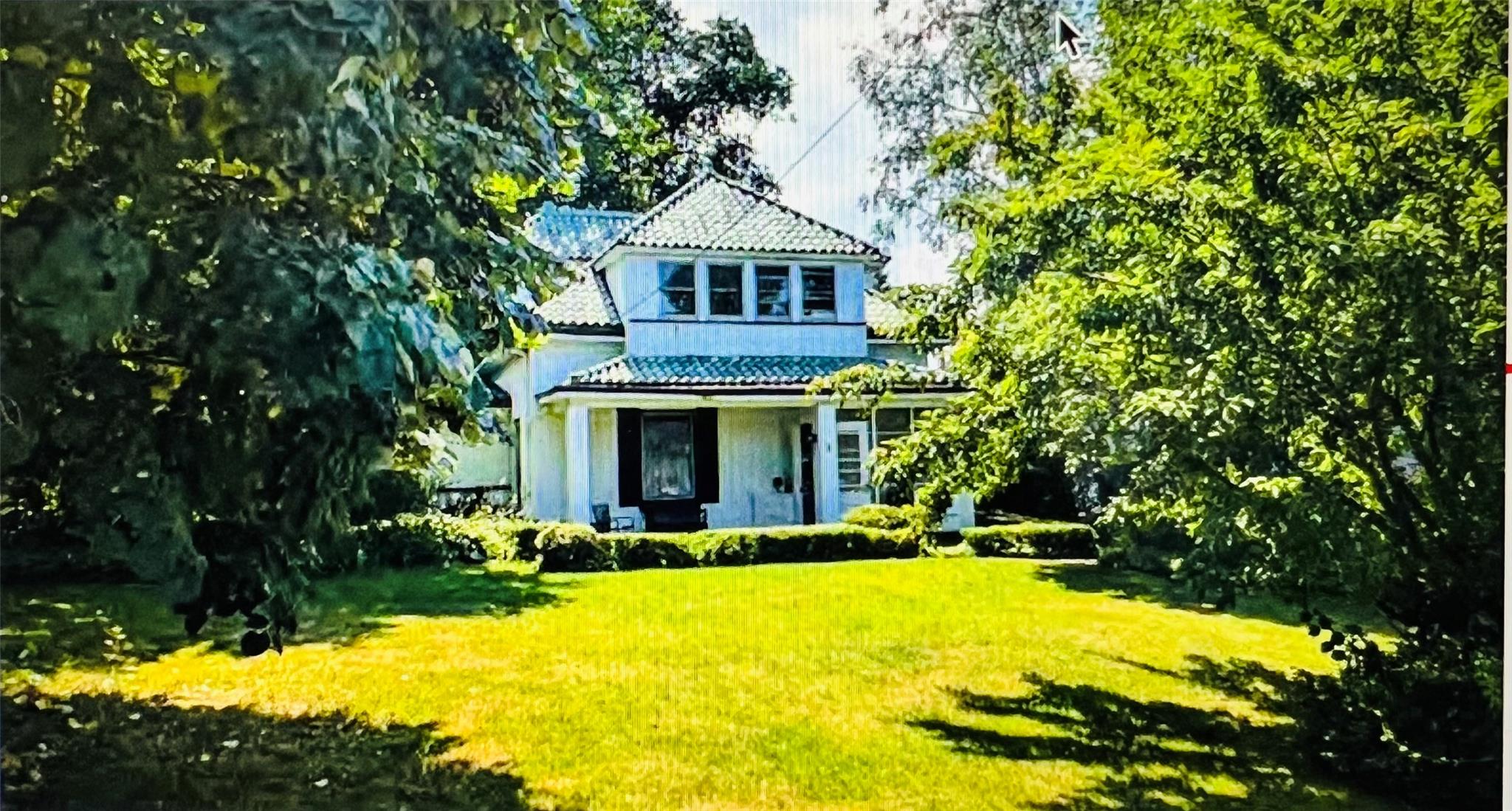 6 Knollwood Avenue, Douglaston, NY 11363
